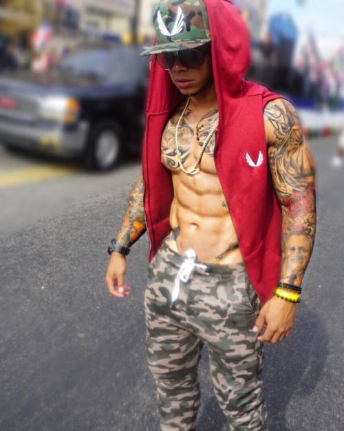 dominicanblackboy:  A sexy moment wit gorgeous tatted Borrell Jr.!😍 