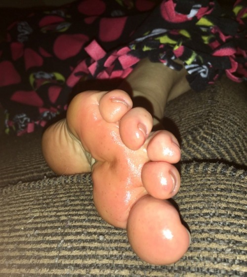 opentolife37: Last night foot massage all oiled up.. So soft and inviting! I’m all oiled up&a