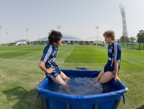 jump-in-jump-out - atsuto-uchida - Atsuto in ice bath.内田 篤人...