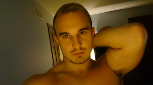 texasfratboy:  what a hottie - his eyes make me melt!