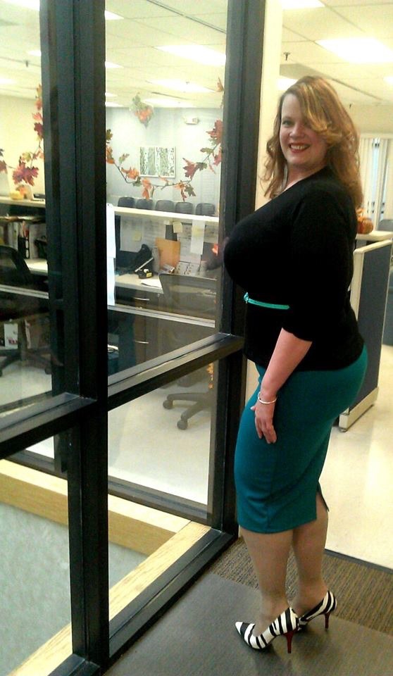 sexybbwsingles:  Damn delicious woman to work with.