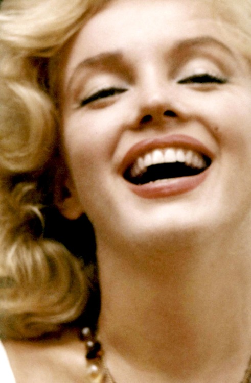 goldenageestate:  Marilyn Monroe photographed by Sam Shaw ~ 1957  
