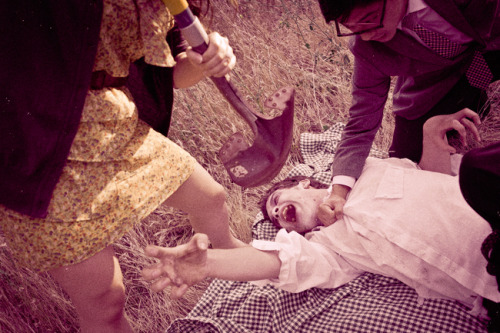 exhibitionistatheart:  afternoonsnoozebutton:  Zombie Attack Engagement Photos (x)   Total awesomeness ❤️