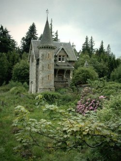 voiceofnature:  ghostlywatcher:    Ardverikie. Scotland    I once stumbled upon this magical tiny castle &lt;3 