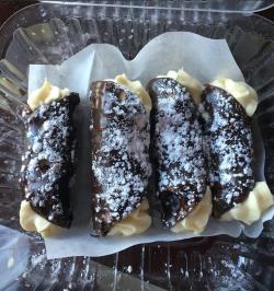 food-porn-diary:  [I Ate] Chocolate Cannoli