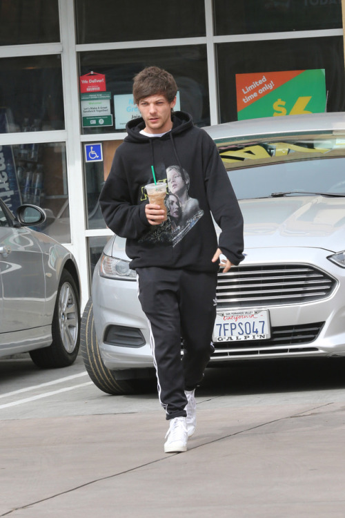 trackingonedirection: Louis Tomlinson out in LA. (16/02/2017)Part 1/3