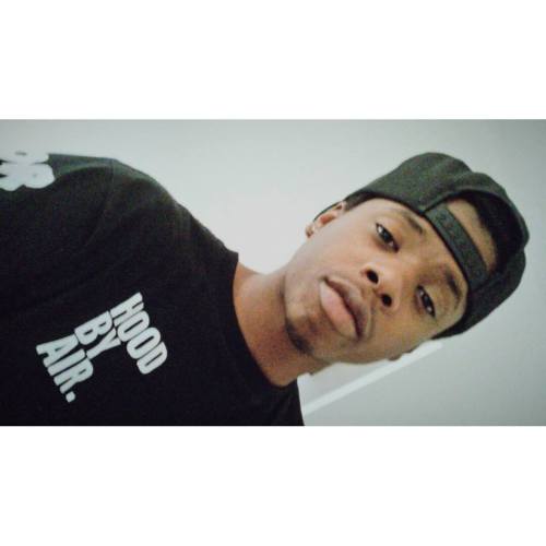 caribbeanking2255:  He fine asf 💦💦💦 Cooks 