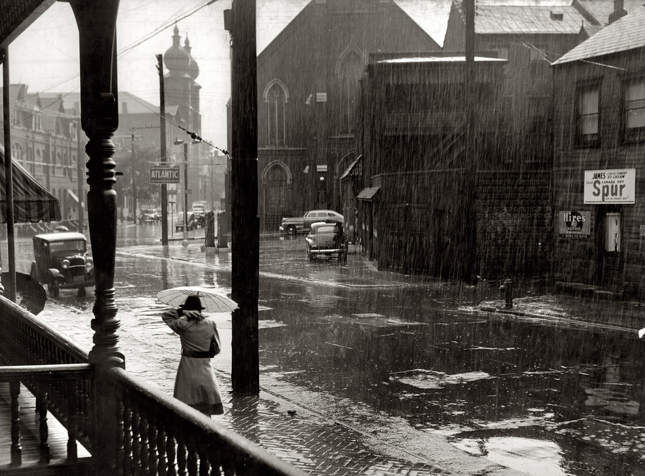 John Vachon. Rain, Pittsburgh, Pennsylvania, 1941.