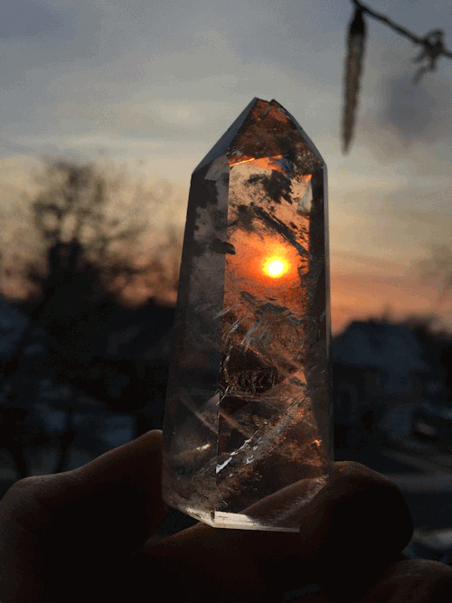 mamadivaa: Pretty little quartz point in the sun :)  IG: mamadivaaa