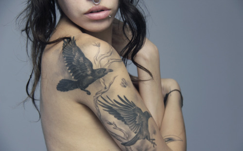 filthygood:  lostinthehorizon:  Self-portrait & Tattoo by Eric Marcinizyn.  Gorgeous pie I need you in my life  miss you ;_;