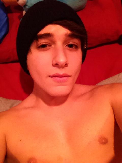 troyisstillnaked:  cute submission . xxx