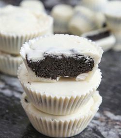 yummyinmytumbly:  COOKIES AND CREAM CHOCOLATE CANDY CUPS 