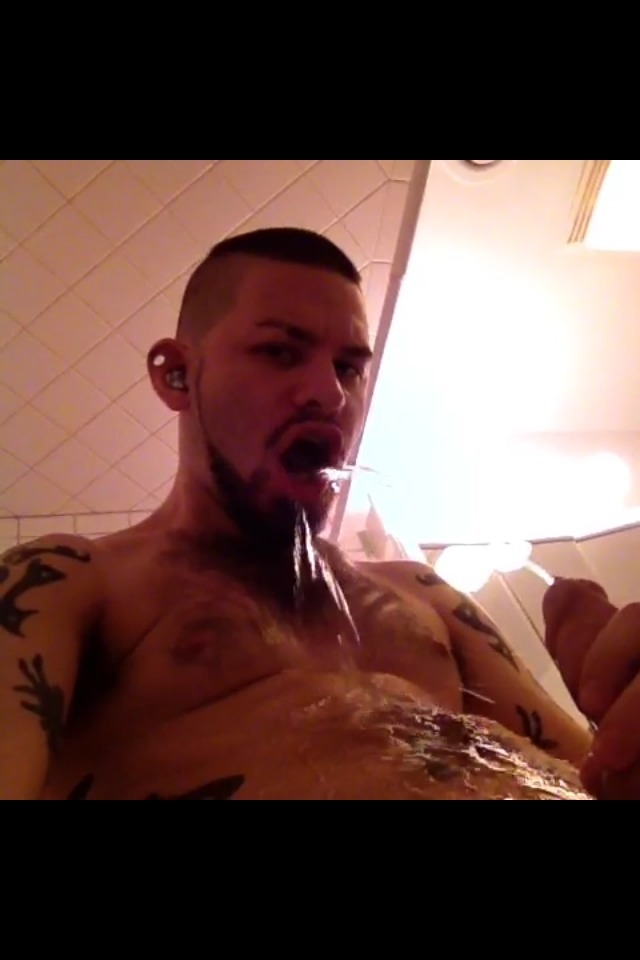 chitownslutchuck:  michaelphoenixxx:  self piss  Mmm 