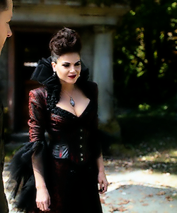 Costume moments in 6x07 “Heartless”.