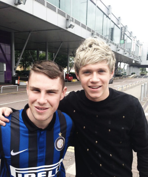 omgmalk:  Niall with a fan, today.  