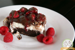 chocolatefoood:  gastrogirl:  raspberry brownie