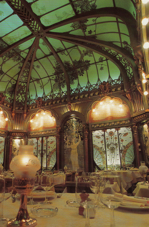 muchastyle:La Fermette Marbeuf is a renowned restaurant in Paris’ 8th district. Its Art Nouveau deco