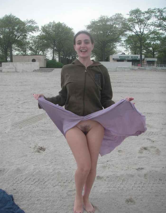 nicepubes2:  Amateur bottomless flasher… 
