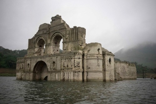 uptosomethingsirius:sixpenceee:A drought in Mexico uncovered a 400-year-old colonial church in the m