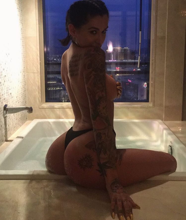 slim-n-wide:  Alby RydesWhat a beauty!Follow “Small Waist Curves” for more:http://www.tumblr.com/follow/slim-n-wide