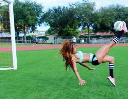 aesthetic8packabsworkoutprogram:  Gorgeous Fitbabe Brittany Renner playing soccer