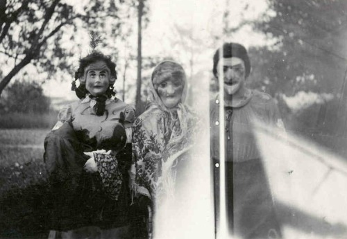 antipahtico:   Anonymous Halloween Photographs  1875/1955