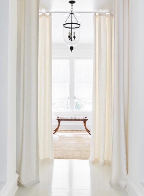 Posted : tinamotta.tumblr.com Fonte : Veranda 1482259845 white rooms brown 12
