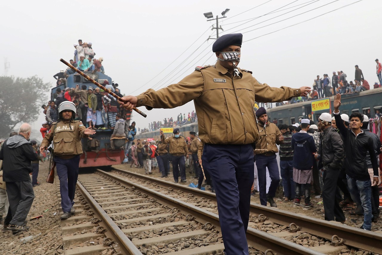 DEVOTOS MUSULMANES. Bangladesh, alrededor de un millón de musulmanes regresan a su casa en trenes de inmersión después de asistir a las oraciones finales de la segunda congregación musulmana más grande en las orillas del río Turag, en Dhaka,...