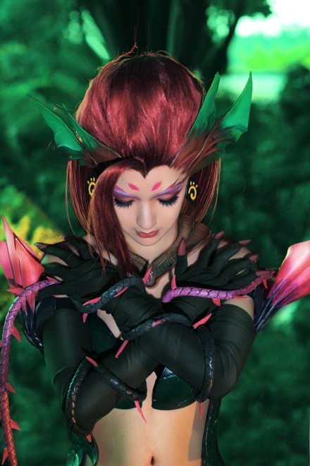 league-of-legends-sexy-girls:  Zyra Cosplay 