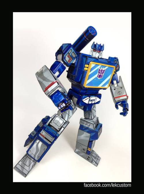 aeonmagnus:  Custom Transformers “Devastation” Masterpiece Optimus Prime and Soundwave.