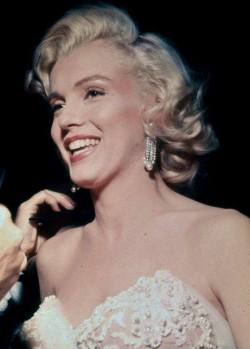 perfectlymarilynmonroe:  Marilyn photographed at the Jack Benny show, 1953.