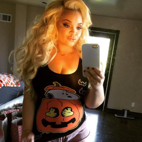 trishiesfishies:  “about to film some spooooooky Halloween videos in my new Halloween snoopy tank from @targetstyle”
