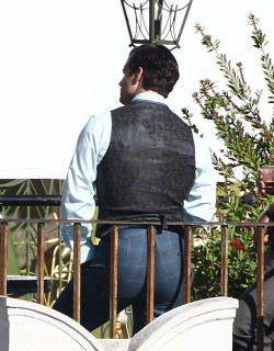 eatbloganddie: Henry Cavill’s ginormous rump on the set of “Man from U.N.C.L.E.” 