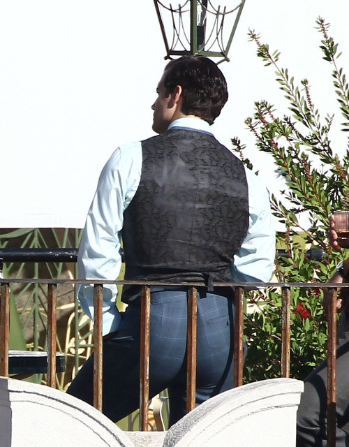 eatbloganddie:  Henry Cavill’s ginormous rump on the set of “Man from U.N.C.L.E.” 