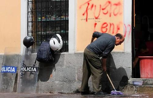 Graffiti seen around Quito during the popular insurrection against an IMF backed austerity package. 