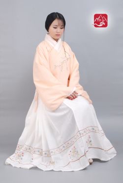 ziseviolet:  fouryearsofshades:  Winter 2016 by    怀谷居    Traditional Chinese Hanfu. 