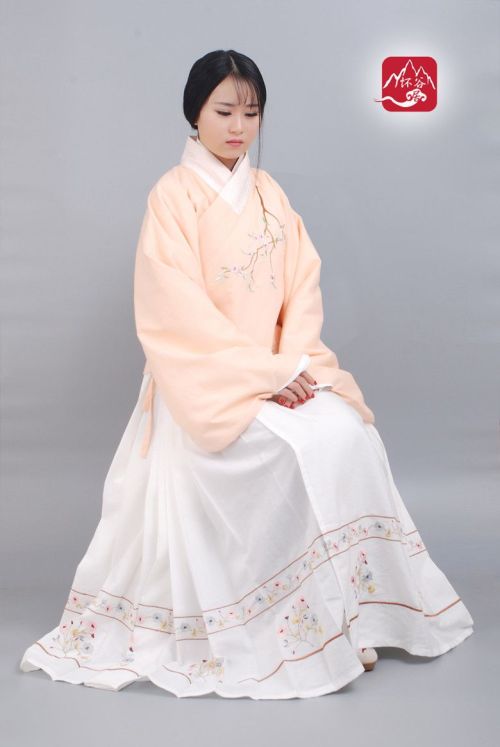 fouryearsofshades:Winter 2016 by  怀谷居Traditional Chinese Hanfu.