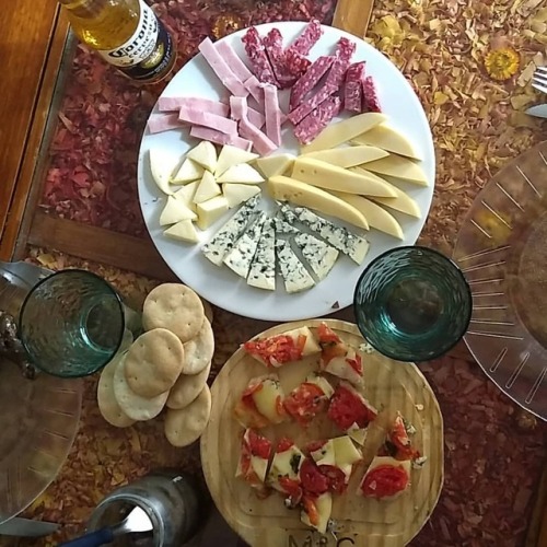 Picada de pascuas#cheese #bluecheese #jam #salami #pizza...
