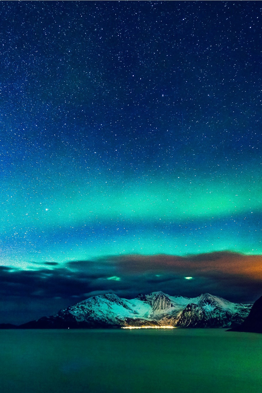disminucion:  Aurora and Milky Way near Tromsø, Norway, Wayne Pinkston