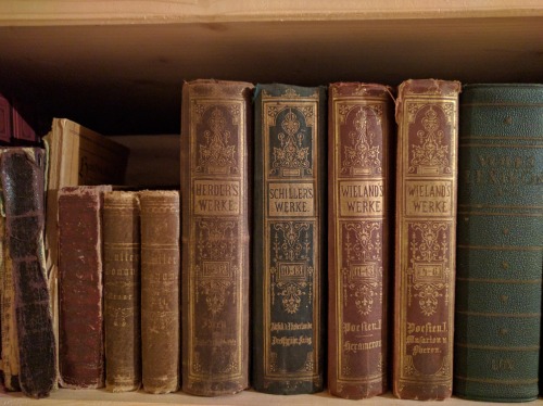 jowidy:Books at my uncle’s house [400×2992]