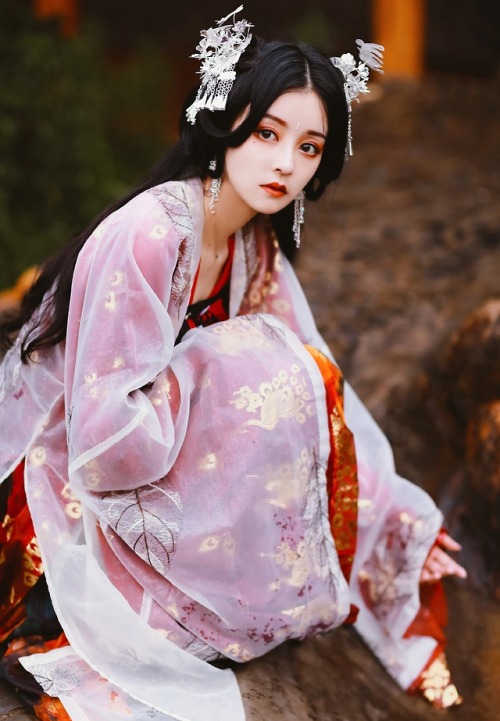 「胭脂纱」A lush autumnal photoshoot featuring traditional Chinese Hanfu, via 界之猫. The model is wearing a