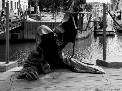 obscuro-quutamo:  This sculpture is called Juodasis vaiduoklis (The Black Ghost) and is located in Klaipėda, Lithuania | My edit 