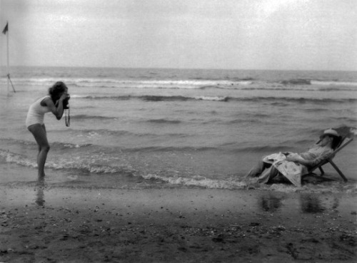 by http://qahtan-art.tumblr.com/post/143570549052/i-love-art-robert-doisneau-1912