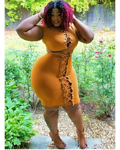 ratedthickent:  @CURVYCURLYCHRISY BBW DIMEPIECE, FOLLOW HER ON INSTAGRAM