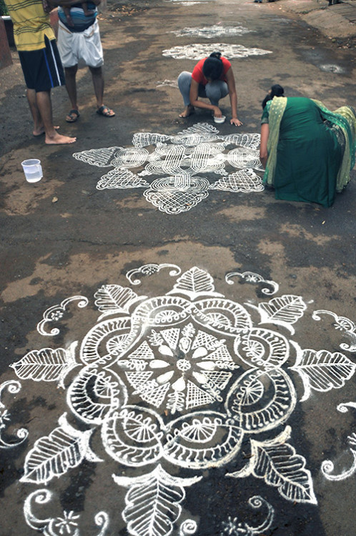 wookiewuv:   Kolam is a rangoli traditionally composed of geometric lines and shapes, drawn around a grid pattern of dots. It is drawn by south Indian women with rice or chalk powder in front of their homes.   ॐ 