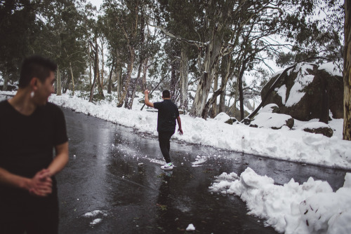 theadventuretruck: At the top of Mount Buffalo we found snow! This was Cuong and Isaiah’s first tim