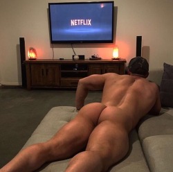 musclehunkymen:  jeffandnateapproved:  Jeff and Nate Approved! 🇺🇸👍🏻  Watching Netflix naked.