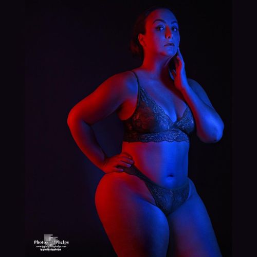 Getting that studio work in with Mary @mary.ank .. next time maybe see how outside does for us. Chillies and loookie loos. Catch y’all then!! #photosbyphelps #thick #thickgirlsdagoat🔥 #thickthighssavelives #thickwomen #brunette #nikon #studiowork