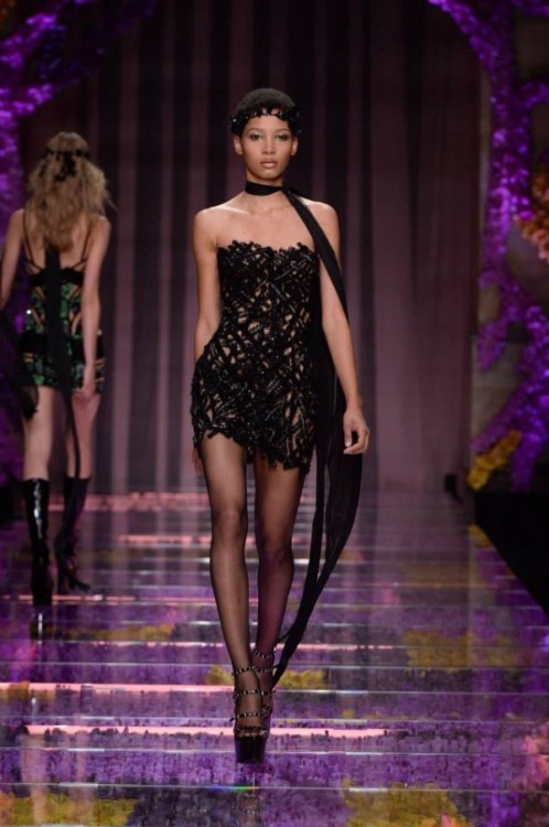 ATELIER VERSACE COUTURE FALL/WINTER 2015-2016 COLLECTIONVersace’s collection for fall/winter 2015-20