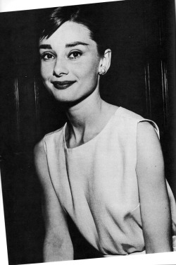 mia-chamois:  Audrey Hepburn, Paris, 1956 